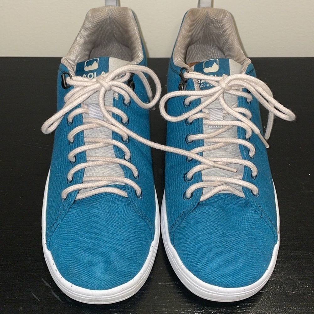 Saola Women Vegan Teal Blue Sneaker Size 10.  
Excellent condition‎